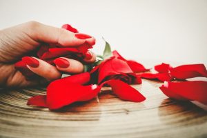 ongles avec pétales de roses
